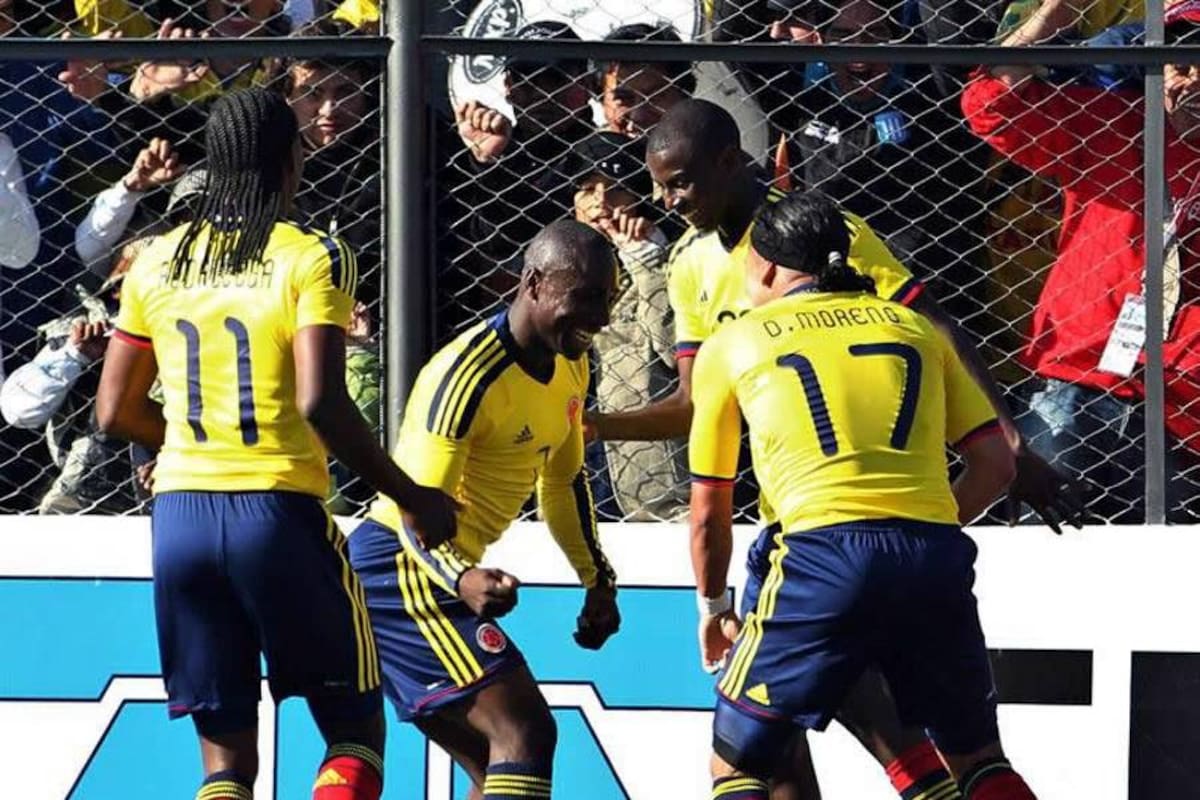Adrian Ramos celebra el gol con sus compañeros de selección. (Foto: Mauricio Dueñas-EFE/VANGUARDIA LIBERAL)