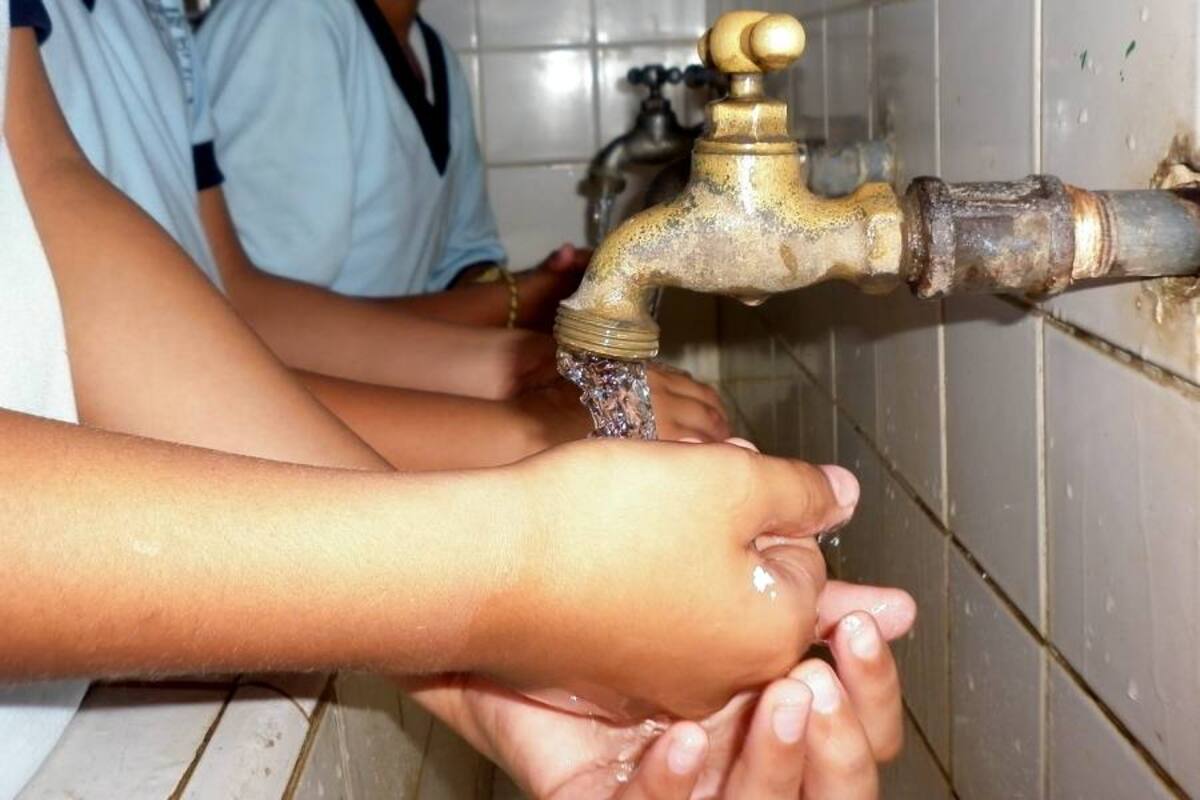 Nidia Carvajal, estudiante del Programa de Formación Complementaria, dijo que el agua que llega por las tuberías está llena de barro y su color es café. (Foto: Archivo/VANGUARDIA LIBERAL)