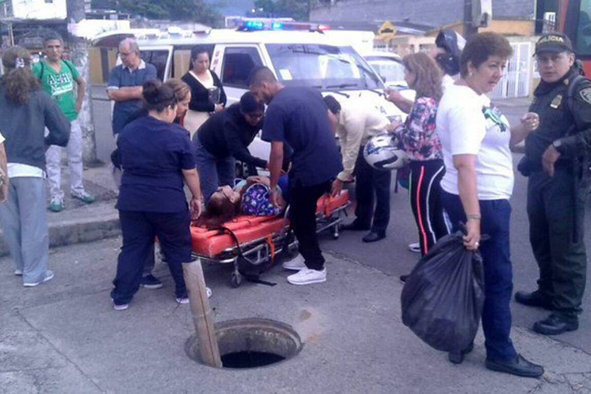 Rescatan a una mujer que cayó dentro de una alcantarilla en Ibaguéc (Foto: Colprensa /VANGUARDIA LIBERAL)