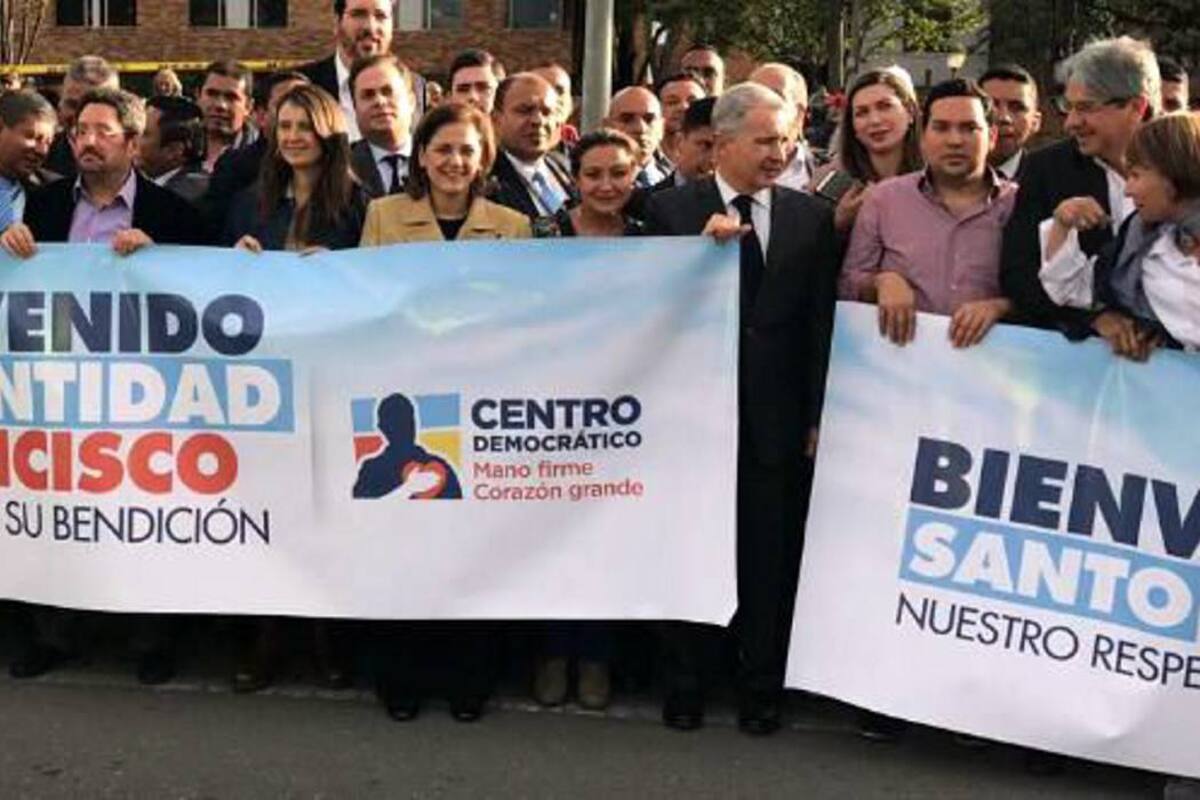 Así observó Álvaro Uribe al Papa Francisco desde una calle bogotana (Foto: Tomada de Twitter: @PalomaValenciaL /VANGUARDIA LIBERAL)