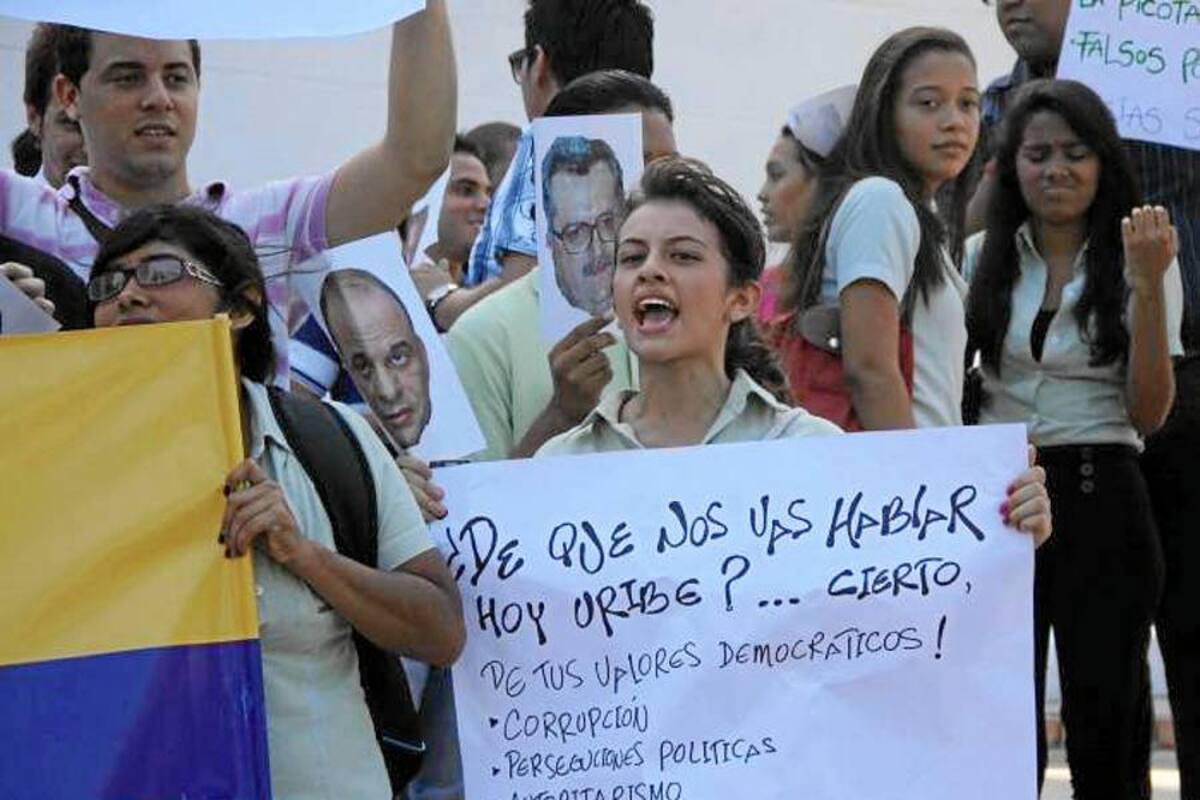 Estudiantes de las universidades Libre y del Atlántico de Barranquilla protestaron contra Uribe (Foto: Tomada de Internet/VANGUARDIA LIBERAL)