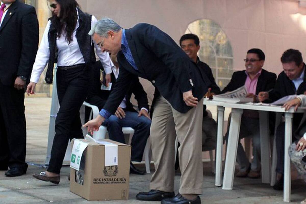Expresidente Uribe ya votó en la Plaza de Bolívar (Foto: Colprensa/ VANGUARDIA LIBERAL)