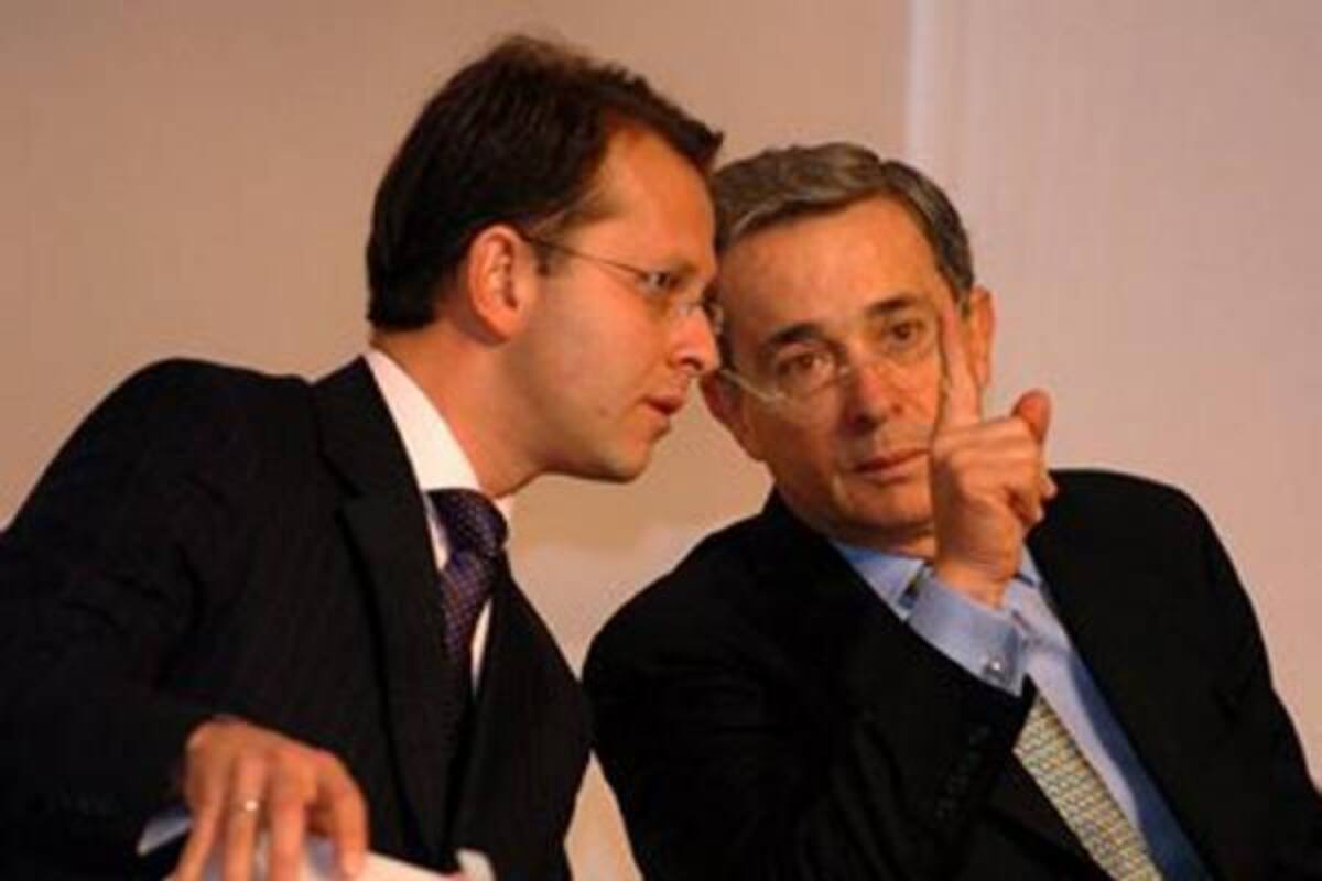 Uribe visitó este domingo a Andrés Felipe Arias.(Foto: Tomada de internet/VANGUARDIA LIBERAL)