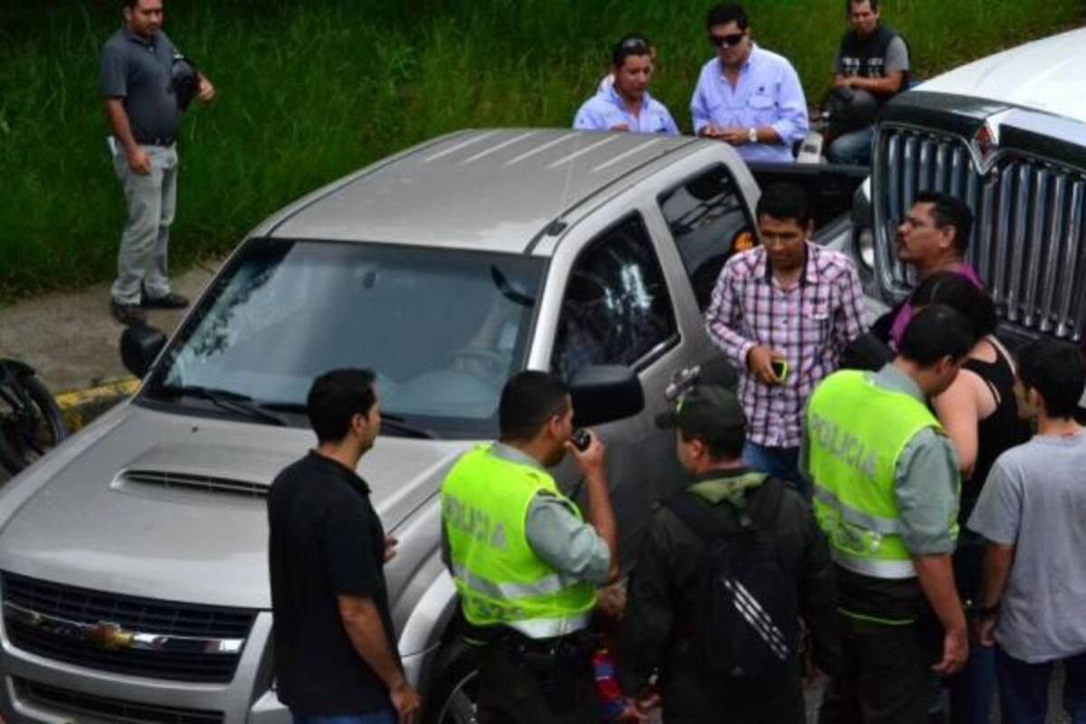 Así quedó la camioneta atacada por desconocidos.(Foto: Suministrada Héctor Gómez/VANGUARDIA LIBERAL)
