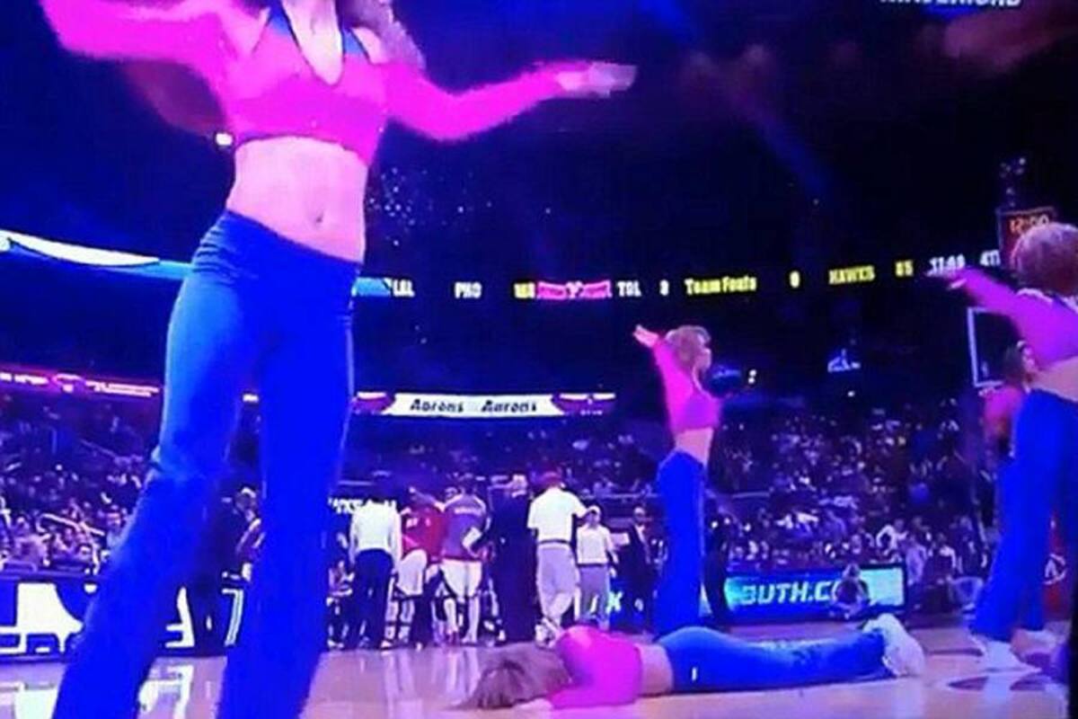 Espeluznante caída de una animadora de la NBA (Foto: Tomada de internet/VANGUARDIA LIBERAL)