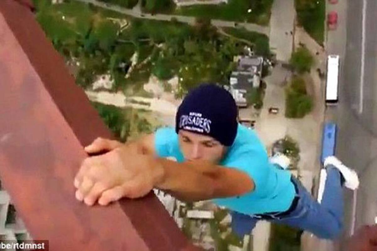 Si sufre de vértigo no mire lo que hace este joven a 300 metros del piso (Foto: Tomada de internet/VANGUARDIA LIBERAL)