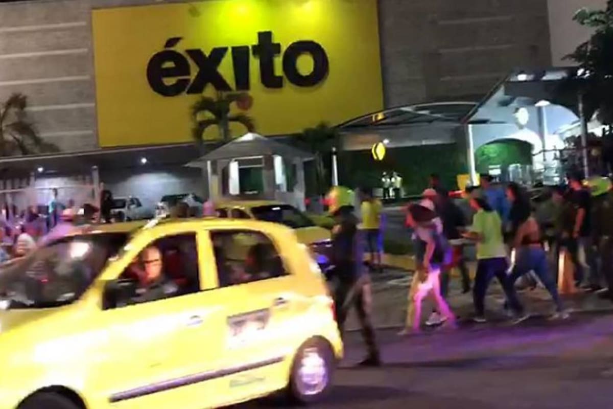 Los llamados hinchas se enfrentaron con piedras en inmediaciones a Neomundo. (Foto: Suministrada/ VANGUARDIA LIBERAL)