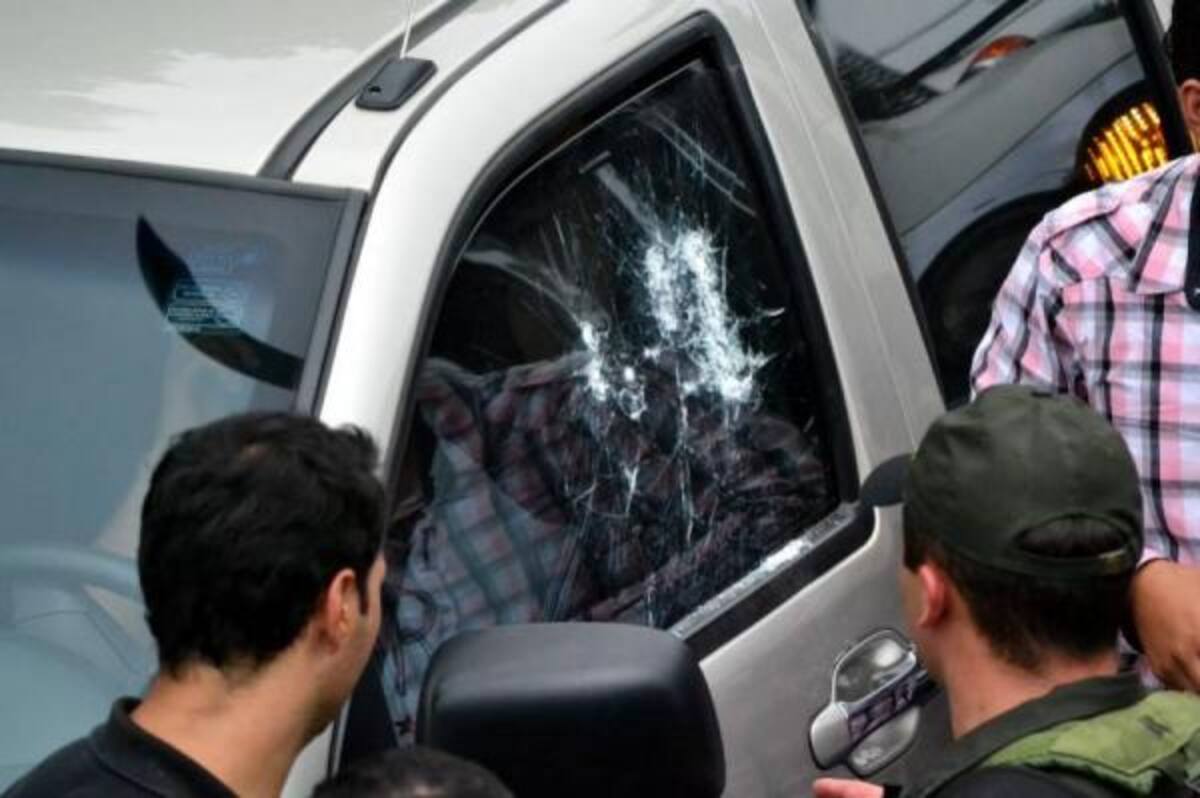 Así quedó la camioneta atacada por desconocidos.(Foto: Suministrada Héctor Gómez/VANGUARDIA LIBERAL)