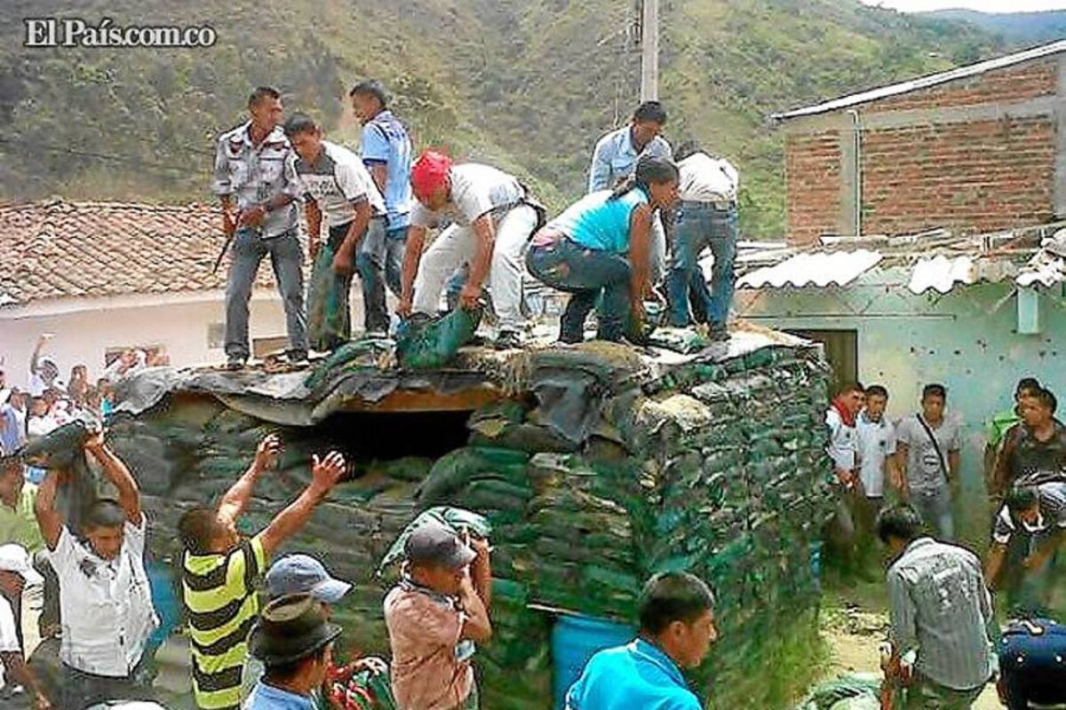 Población civil de Toribío, Cauca, desarma trincheras de Policía (Foto: EL PAÍS)