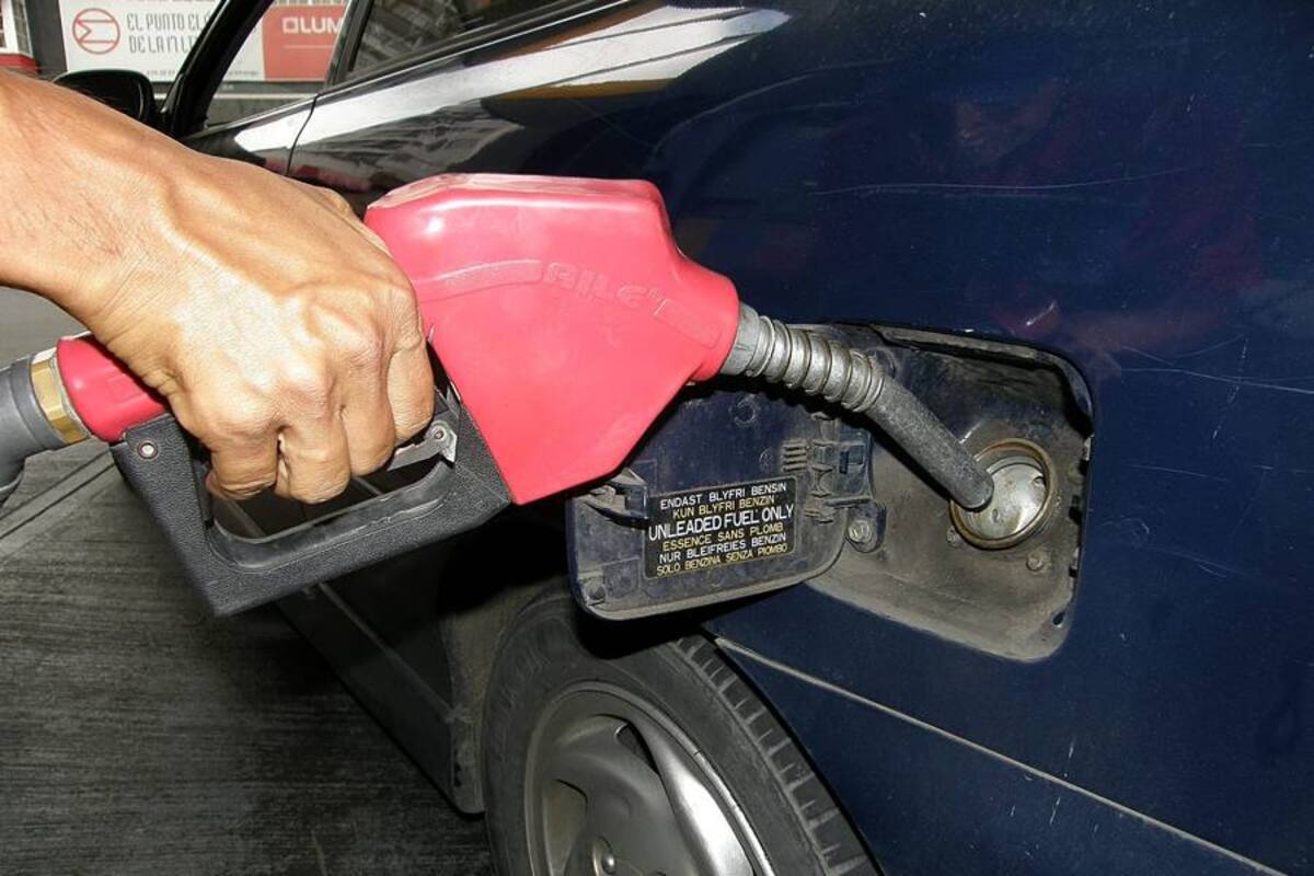 El Ministerio de Minas que afirma que si se reducen los precios de los combustibles, sería como promover el uso del carro particular, lo que atentaría contra el medio ambiente. (Foto: Colprensa/ VANGUARDIA LIBERAL)