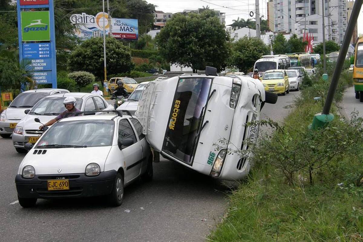 Cinco menores heridos dejó accidente con buseta escolar en la autopista (Foto: Javier Gutiérrez / VANGUARDIA LIBERAL)