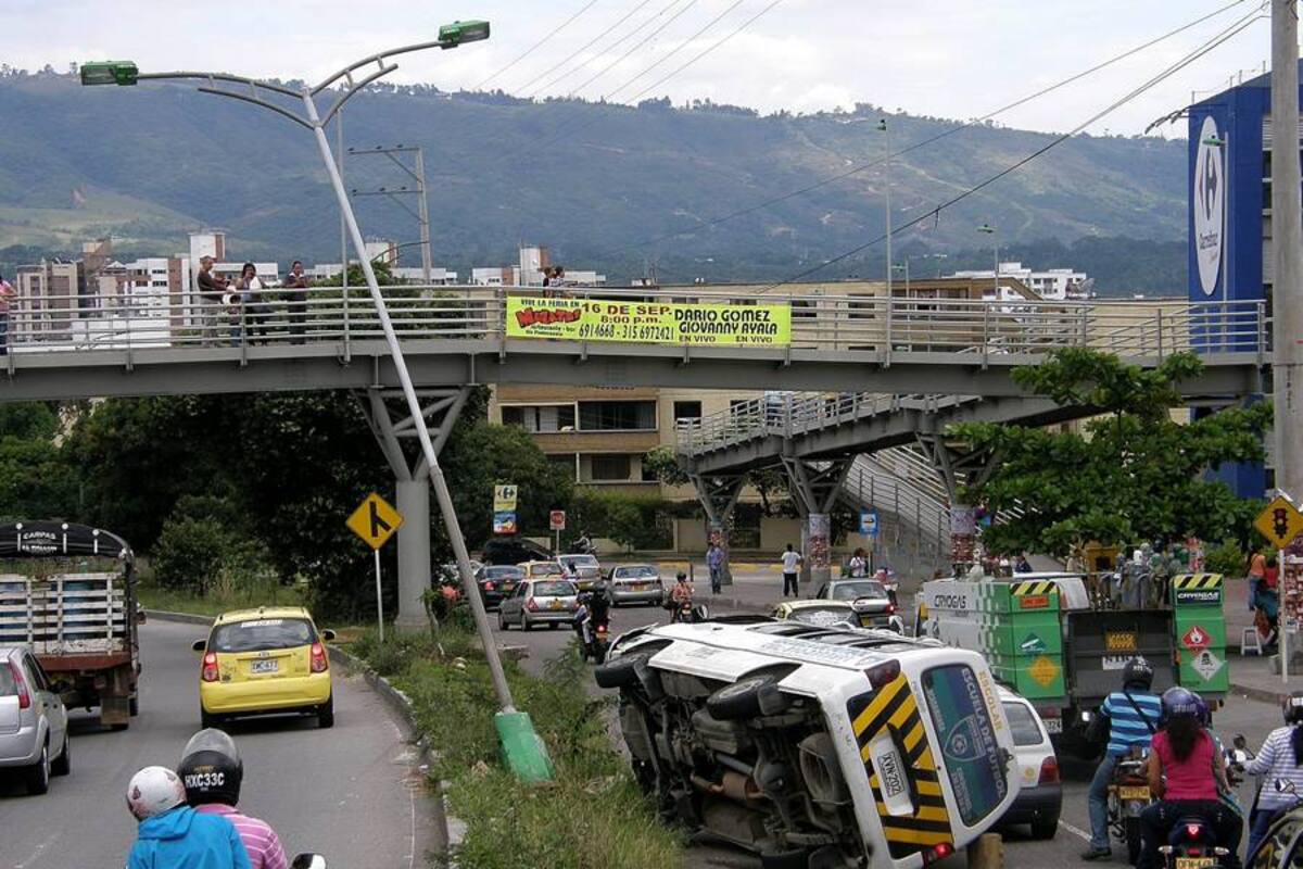 Cinco menores heridos dejó accidente con buseta escolar en la autopista (Foto: Javier Gutiérrez / VANGUARDIA LIBERAL)