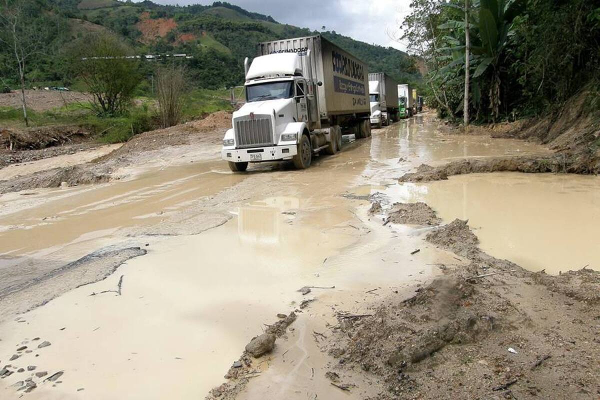 Los derrumbes de tierra, arena y lodo se volvieron una constante en la vereda La Espuma, entre Rionegro y El Playón. (Foto: Javier Gutiérrez / VANGUARDIA LIBERAL)