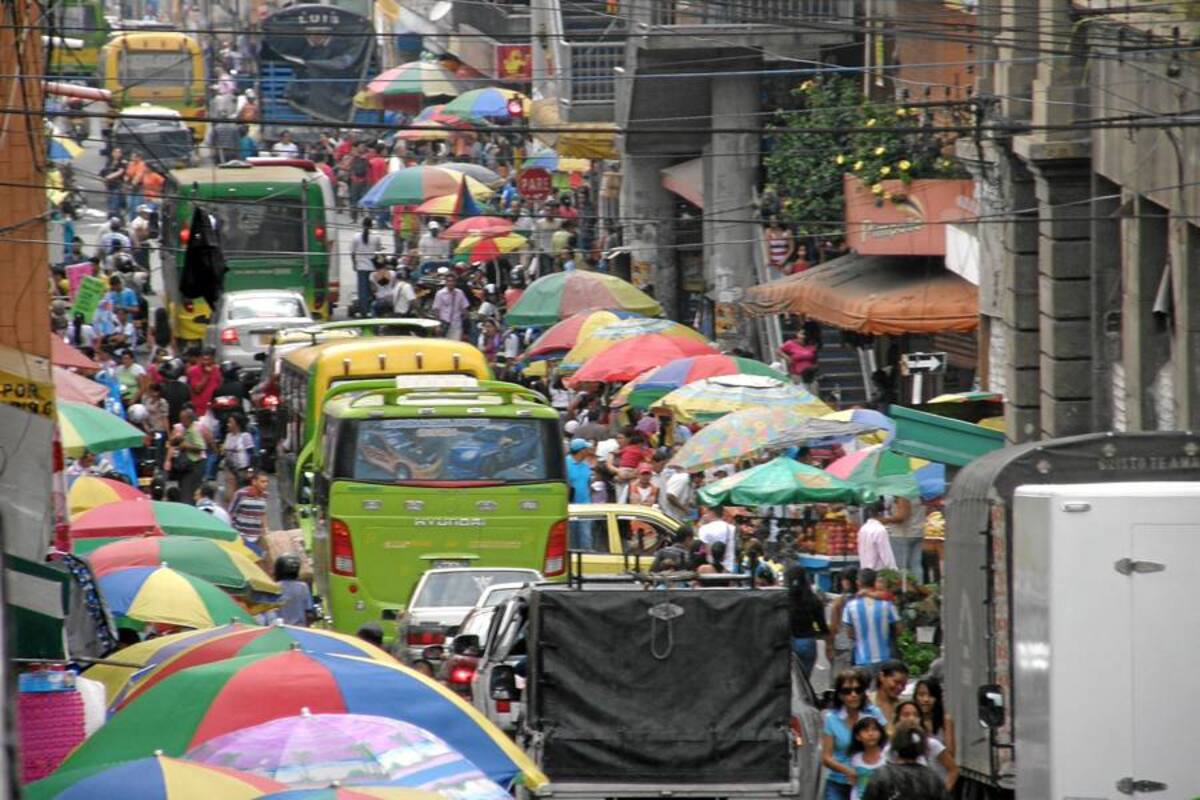 Las autoridades buscan reubicar los más de 8 mil vendedores informales que hay en las calles de Bucaramanga, sin embargo, ellos exigen antes mesas de negociacion (Foto: Archivo / Vanguardia Liberal)