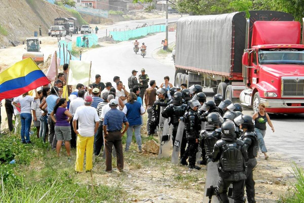 Habitantes de “Los Colorados” exigen que les cumplan promesas (Foto: Javier Gutiérrez / VANGUARDIA LIBERAL)