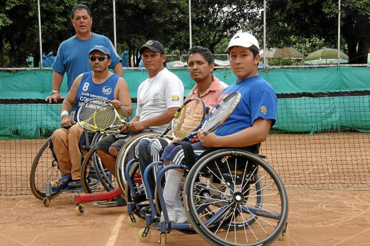 Equipo paralímpico de Santander de tenis de silla de ruedas: Juan Sebastián Gutiérrez, Emiro Peña, Mauricio León (Fuerzas Armadas), Jorge Vera y William Leguizamón, entrenador. (Foto: Javier Gutiérrez / VANGUARDIA LIBERAL)