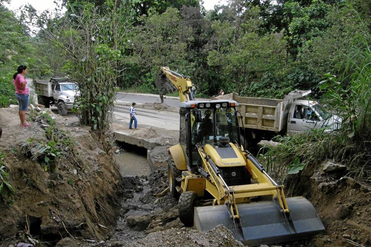 Paso restringido entre Bucarica y El Carmen por derrumbe (Foto: JAVIER GUTIÉRREZ/VANGUARDIA LIBERAL)