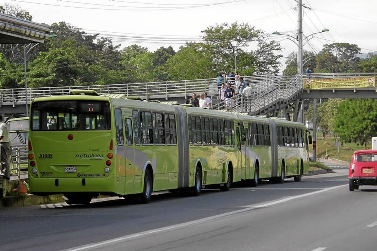 Primer accidente en carril exclusivo de Metrolínea en Piedecuesta por falta de separadores (Foto: Javier Gutiérrez/ VANGUARDIA.COM)