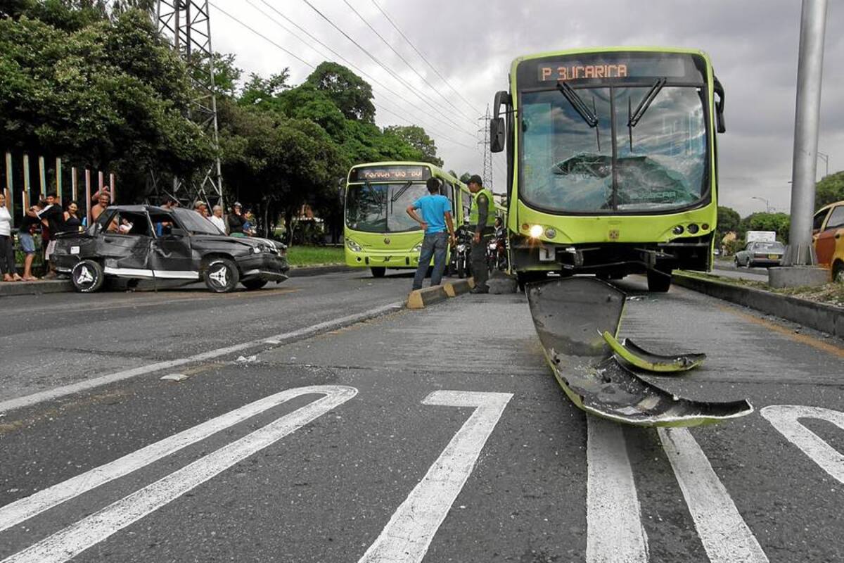 “Enorme trancón” por accidente de bus de Metrolínea (Foto: JAVIER GUTIÉRREZ/VANGUARDIA LIBERAL)