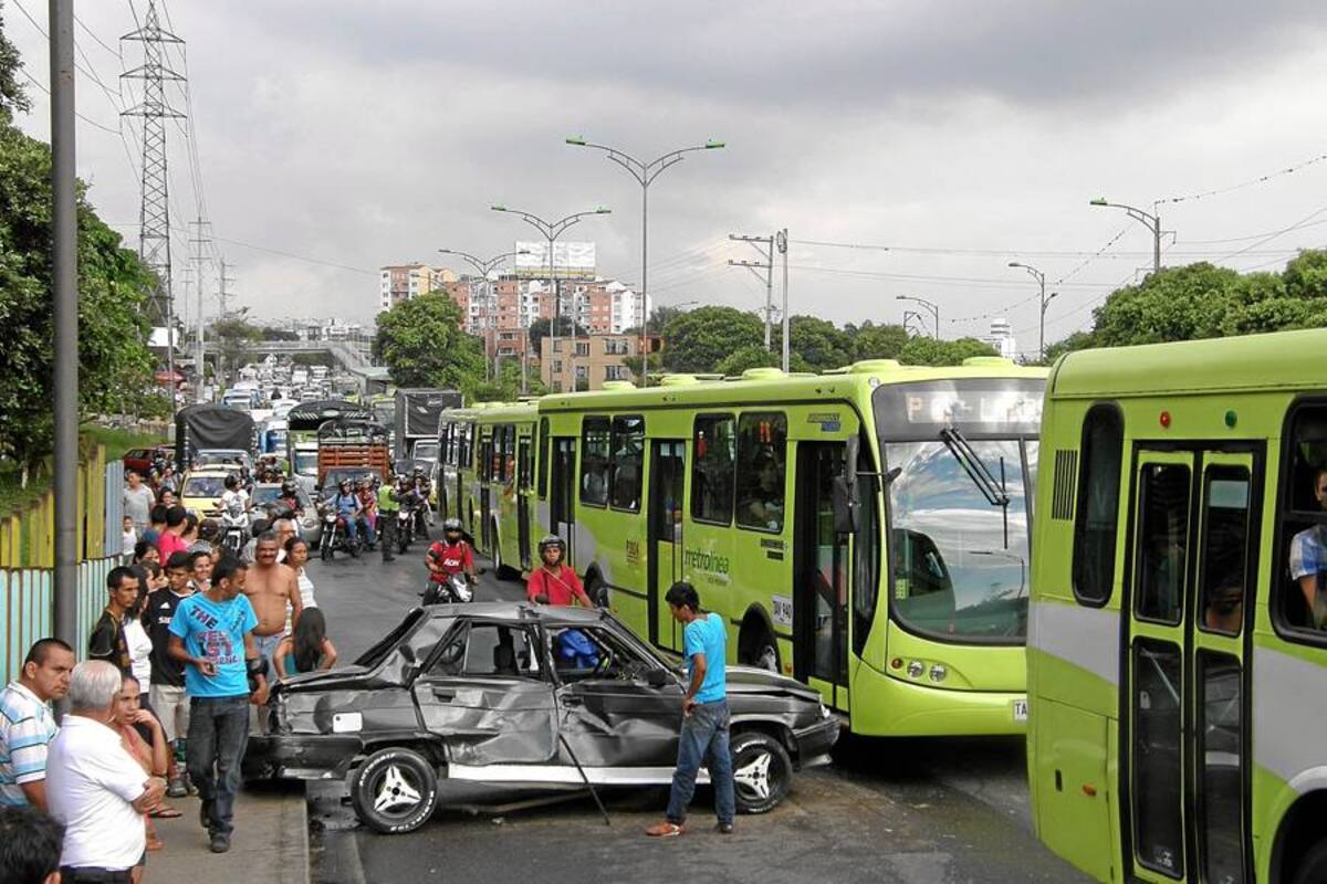 “Enorme trancón” por accidente de bus de Metrolínea (Foto: JAVIER GUTIÉRREZ/VANGUARDIA LIBERAL)