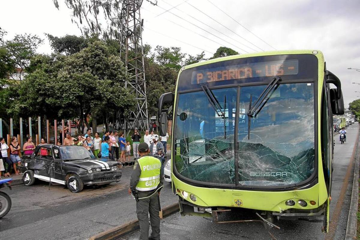 “Enorme trancón” por accidente de bus de Metrolínea (Foto: JAVIER GUTIÉRREZ/VANGUARDIA LIBERAL)