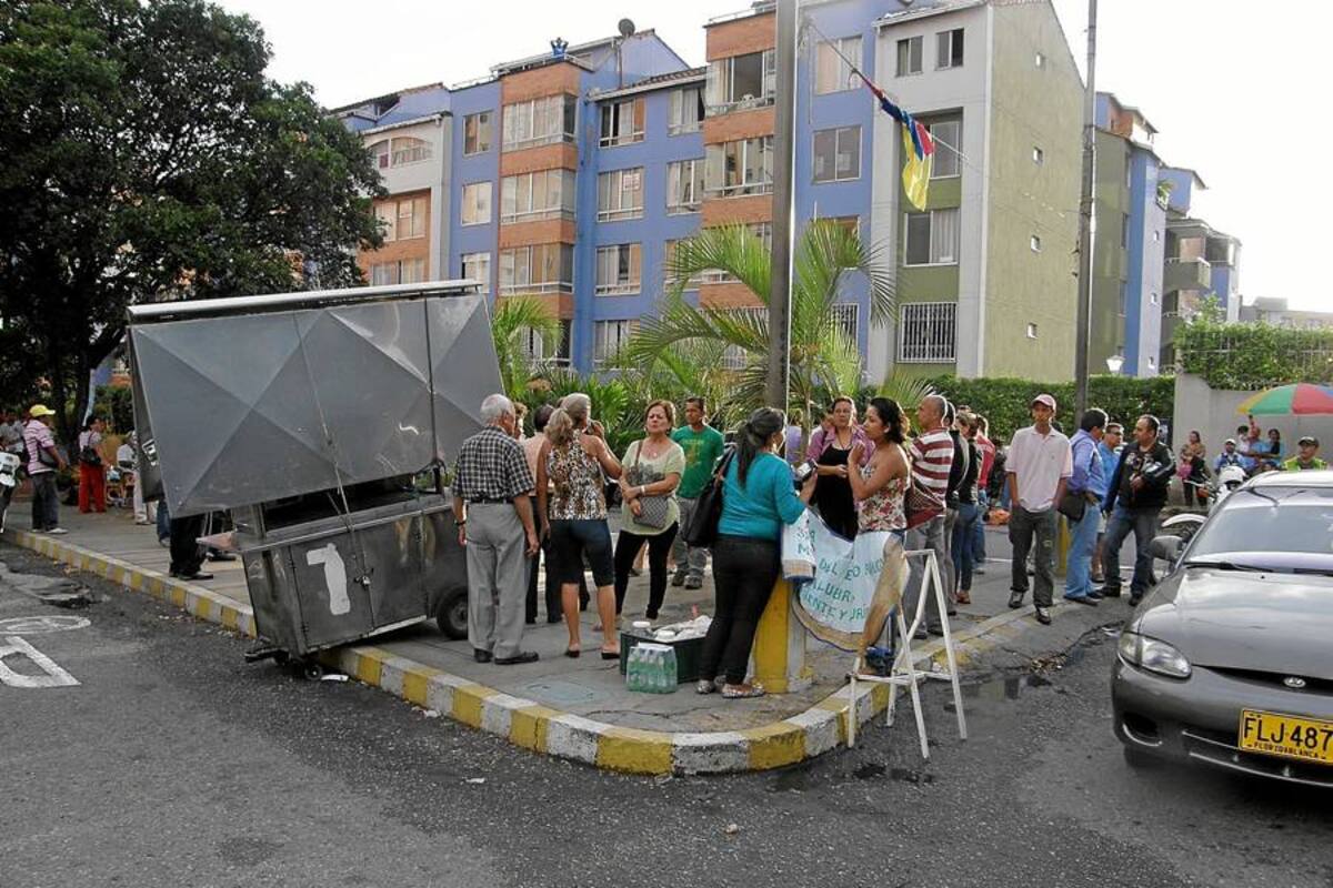 Vendedor de comidas rápidas habría falsificado permiso para invadir el espacio público (Foto: Javier Gutiérrez/VANGUARDIA LIBERAL)