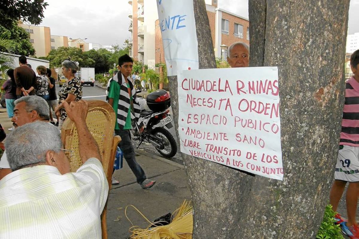 Vendedores informales y comunidad de Real de Minas discuten salidas al conflicto por espacio público (Foto: JAVIER GUTIERREZ/VANGUARDIA LIBERAL)