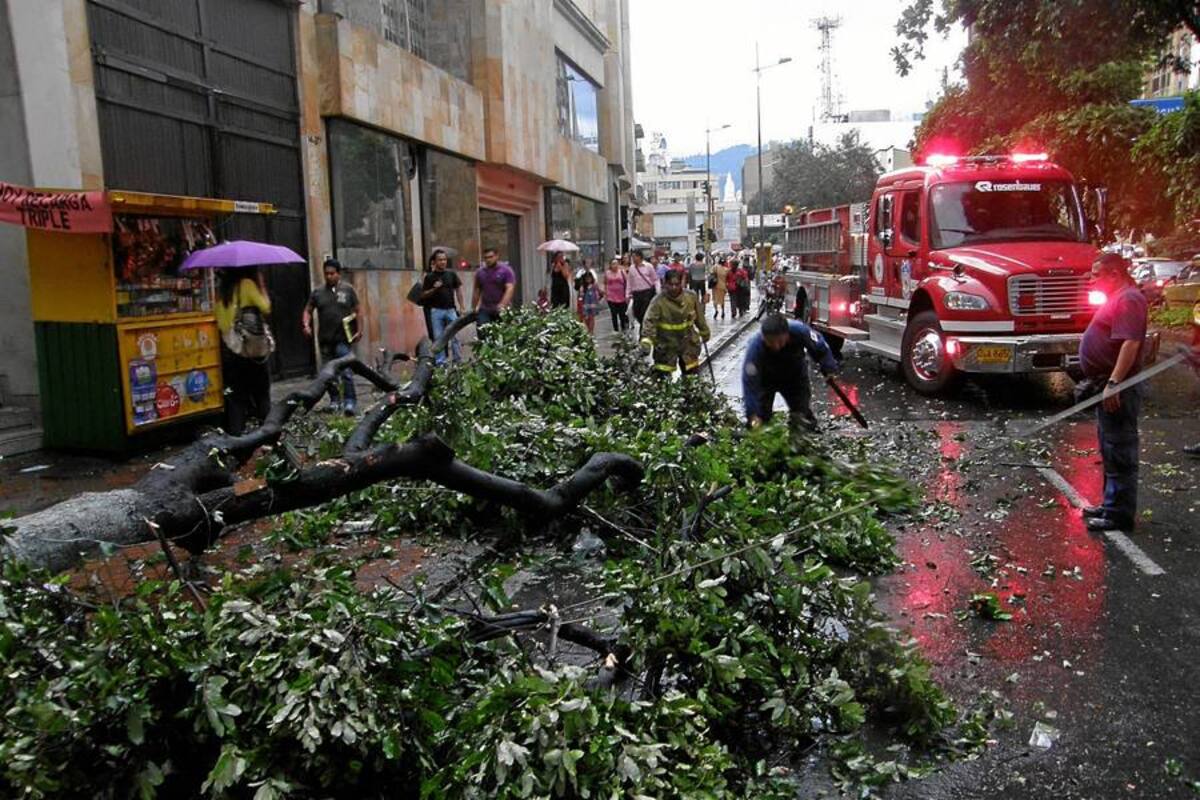 Imágenes del caos que generó tormenta en el centro de Bucaramanga (Foto: Javier Gutiérrez/ VANGUARDIA LIBERAL)