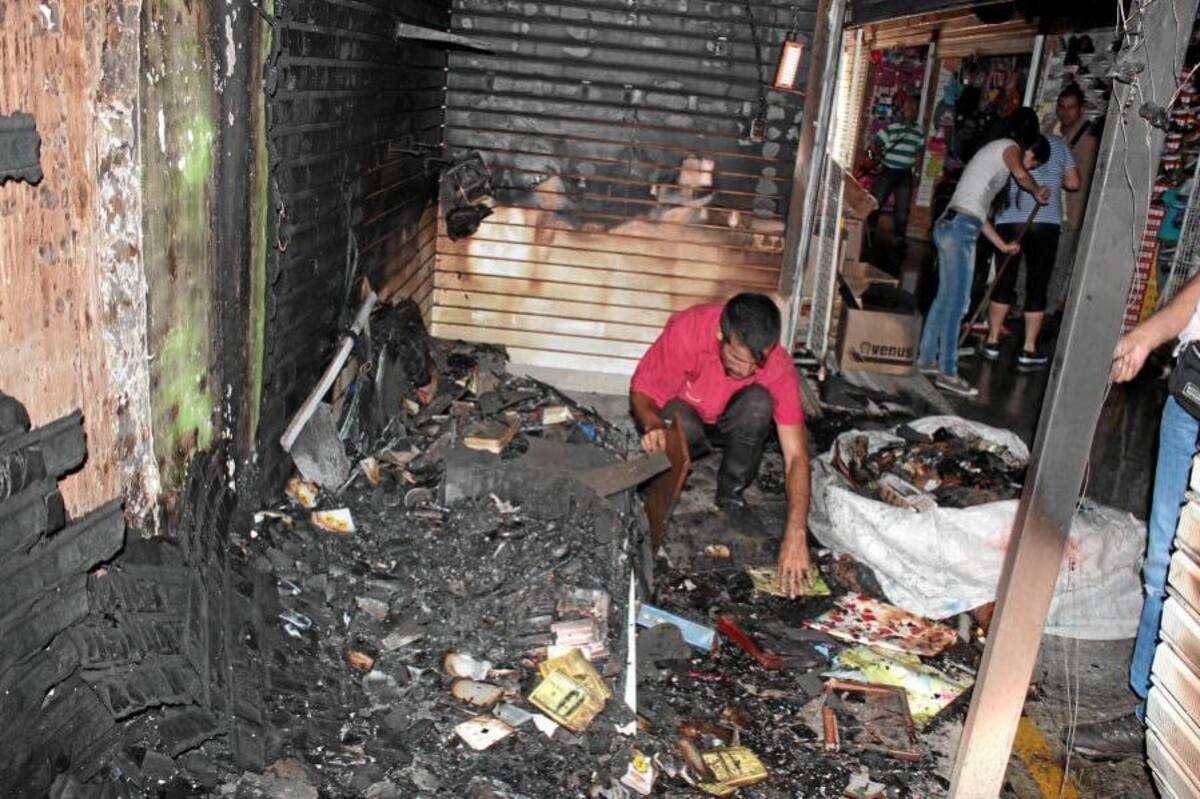 Bomberos controlaron incendio de cuatro locales en ‘Fegali’ (Foto: Javier Gutiérrez/ VANGUARDIA LIBERAL)