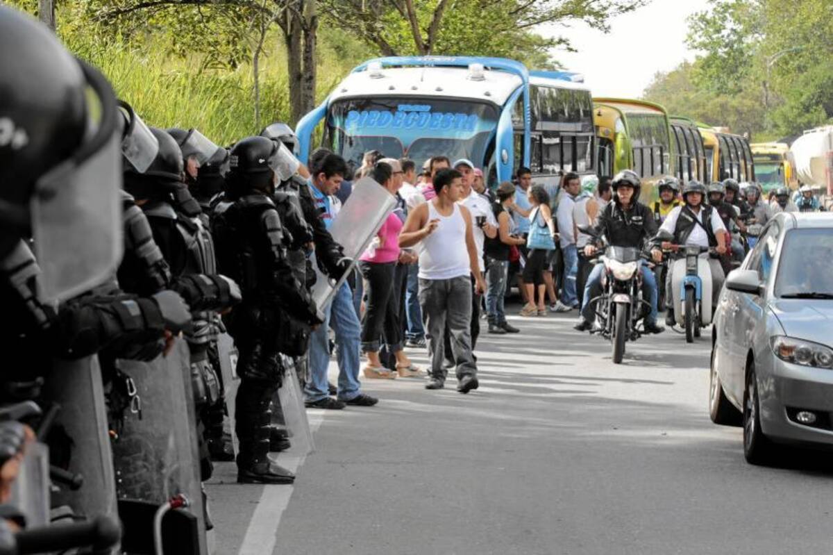 Habilitado paso por la Autopista Bucaramanga – Piedecuesta (Foto: Javier Gutiérrez / VANGUARDIA LIBERAL)