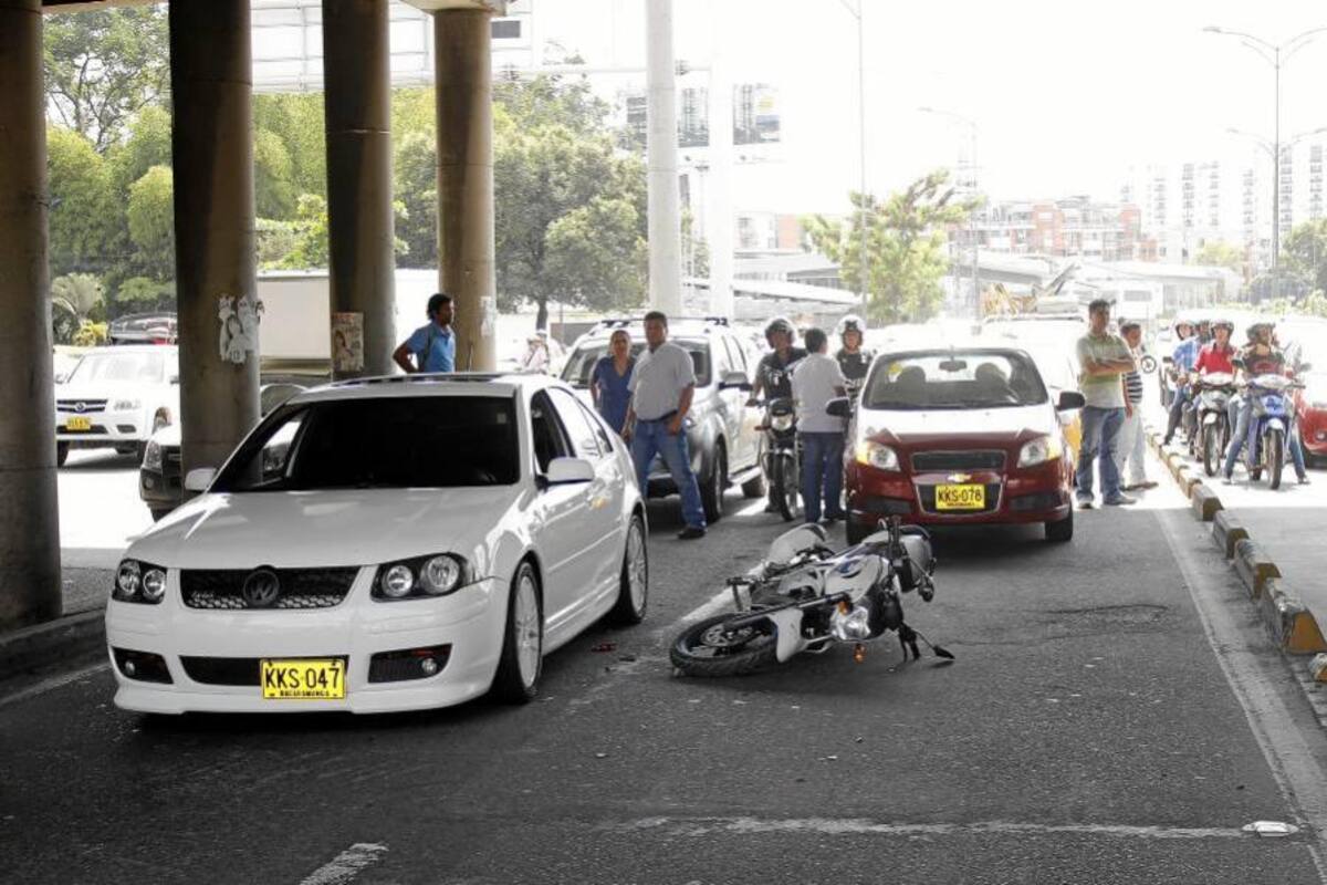 Dos heridos dejaron tres accidentes en el puente de Provenza (Foto: Javier Gutiérrez / VANGUARDIA LIBERAL)