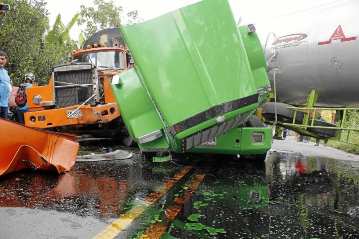 Accidente entre tractocaminones cerró por cinco horas la vía a Barrancabermeja (Foto: Javier Gutiérrez / VANGUARDIA LIBERAL)