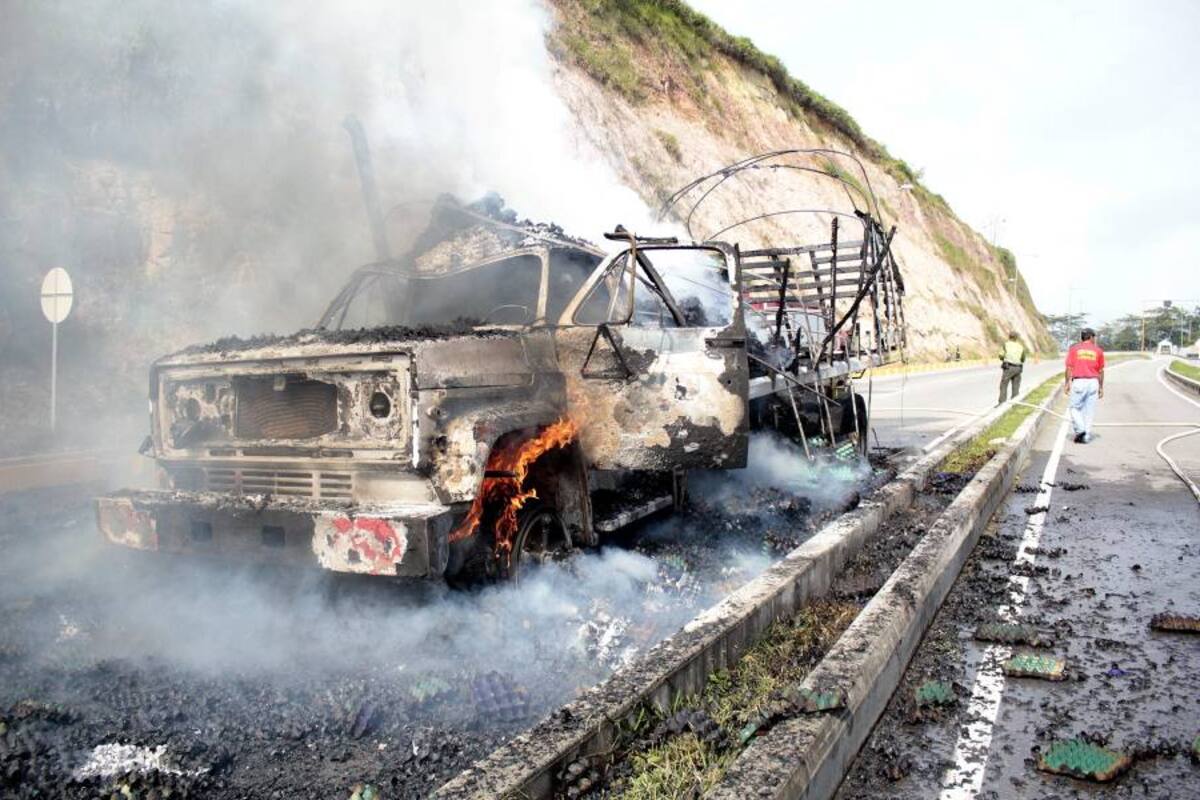 Controlan incendio de camión en la vía a Lebrija (Foto: Javier Gutiérrez / VANGUARDIA LIBERAL)