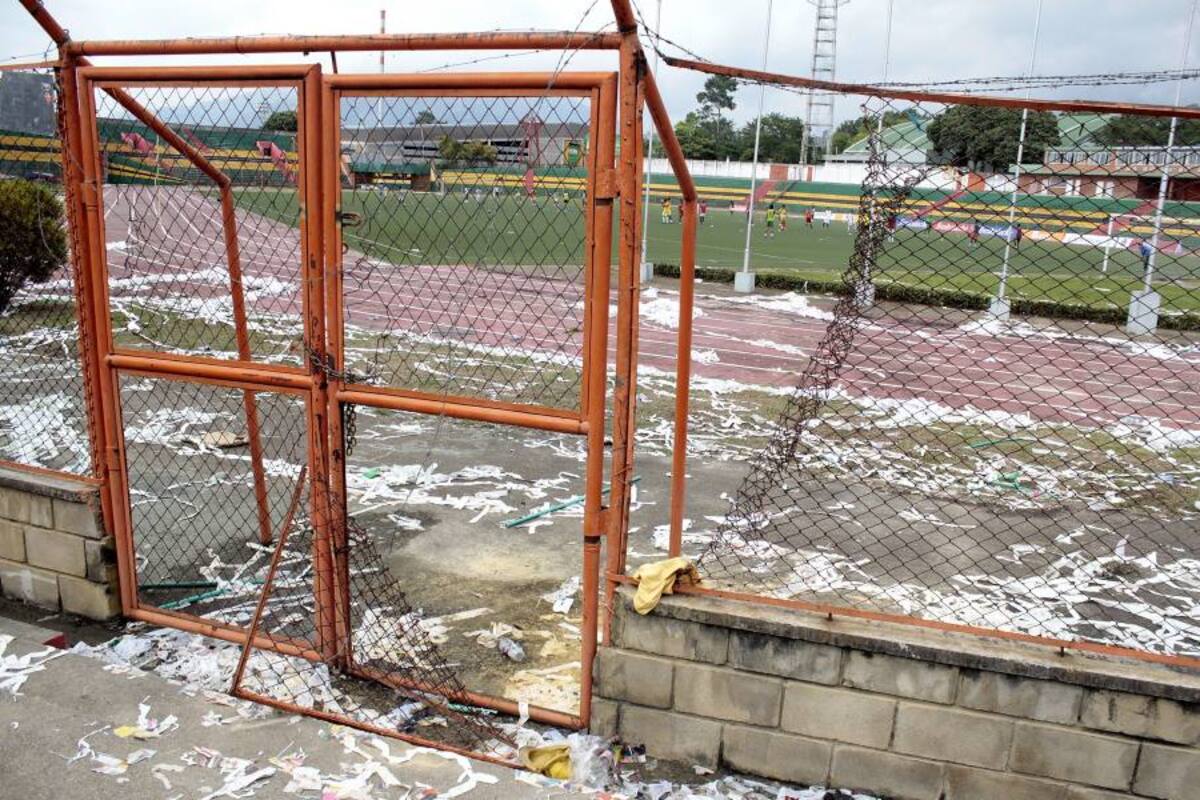 ¿Hinchas están preparados para ver partidos en el ‘Alfonso López’ sin mallas? (Foto: Archivo/VanguardiaLiberal)
