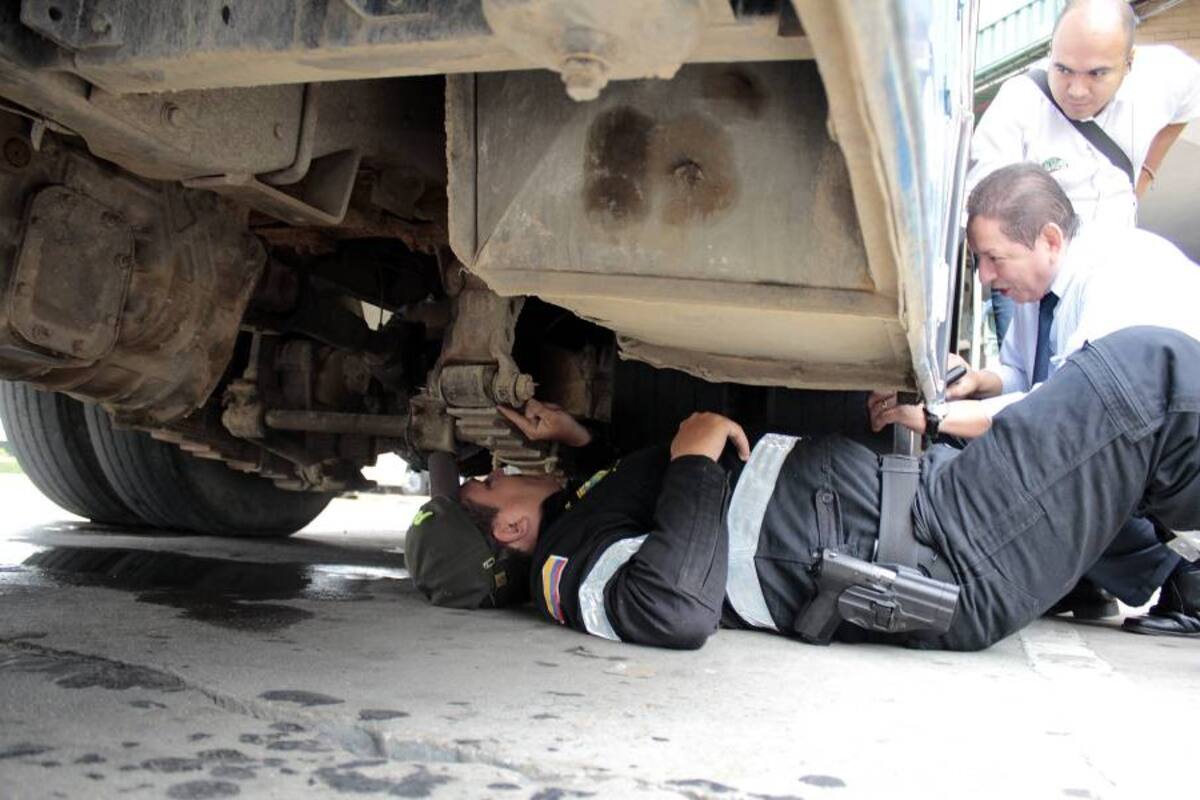 Diez buses en mal estado no pudieron salir de la Terminal de Bucaramanga (Foto: Javier Gutiérrez/VANGUARDIA LIBERAL)