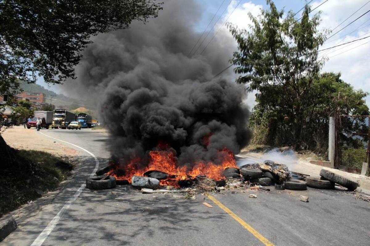 Intento de asonada en Bucaramanga por operativos de control a ‘piratas’ (Foto: Javier Gutiérrez/VANGUARDIA LIBERAL)
