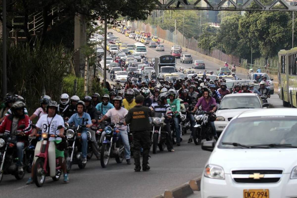 Motociclistas realizan ‘plan tortuga’ en la autopista (Foto: Archivo/VANGUARDIA LIBERAL)
