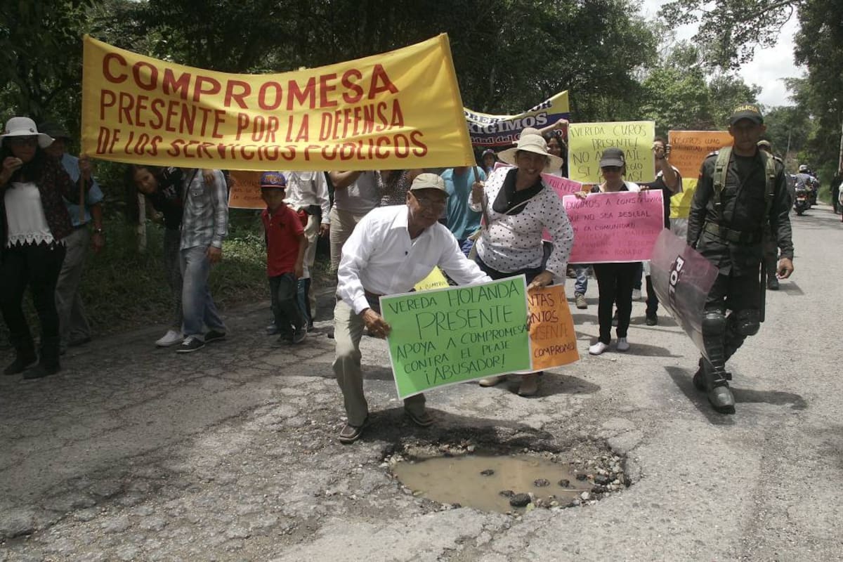 Protesta de habitantes de la Mesa de Los Santos este domingo en contra de concesión vial (Foto: Archivo /VANGUARDIA LIBERAL)