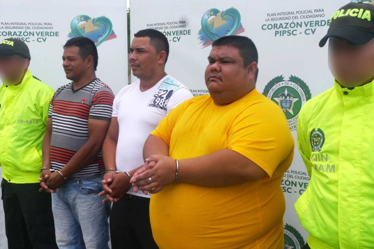 Alias ‘Neftalí’ (izquierda), ‘Beca’ (centro), y ‘Michelín’ (derecha) fueron entregados a la Fiscalía por los delitos de homicidio agravado, porte ilegal de armas de fuego, y concierto para delinquir. (Foto: Suministrada/VANGUARDIA LIBERAL)