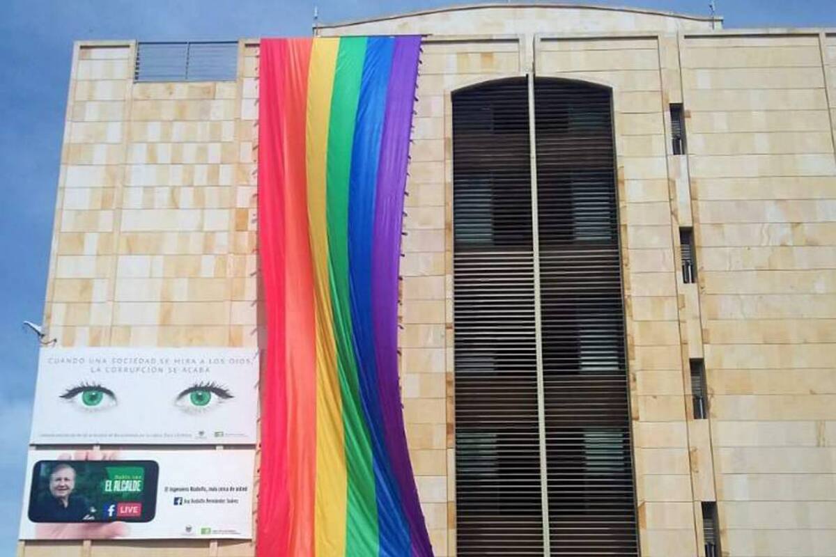 Instalan de nuevo la bandera Lgbt en la Alcaldía de Bucaramanga (Foto: Suministrada /VANGUARDIA LIBERAL)