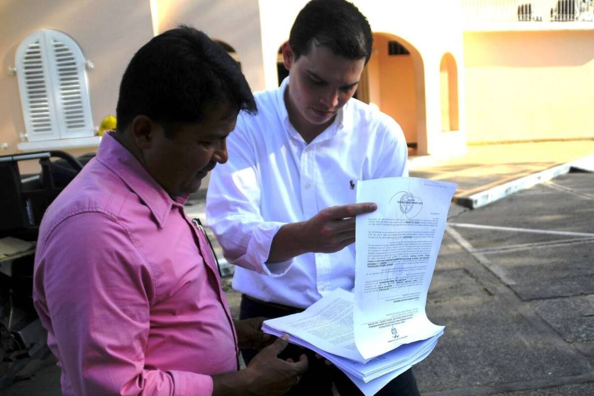 Hacia las 3:30 p.m. el concejal Carlos Andrés González Mebarak presentó en rueda de prensa el documento legal con el que logró frenar la prórroga de la concesión de alumbrado público de Barrancabermeja. (Foto: Edgar Pernett S. /VANGUARDIA LIBERAL)