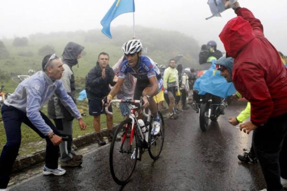 Carlos Barredo en su camino a los Lagos de Covadonga.(Foto: EFE / VANGUARDIA LIBERAL)