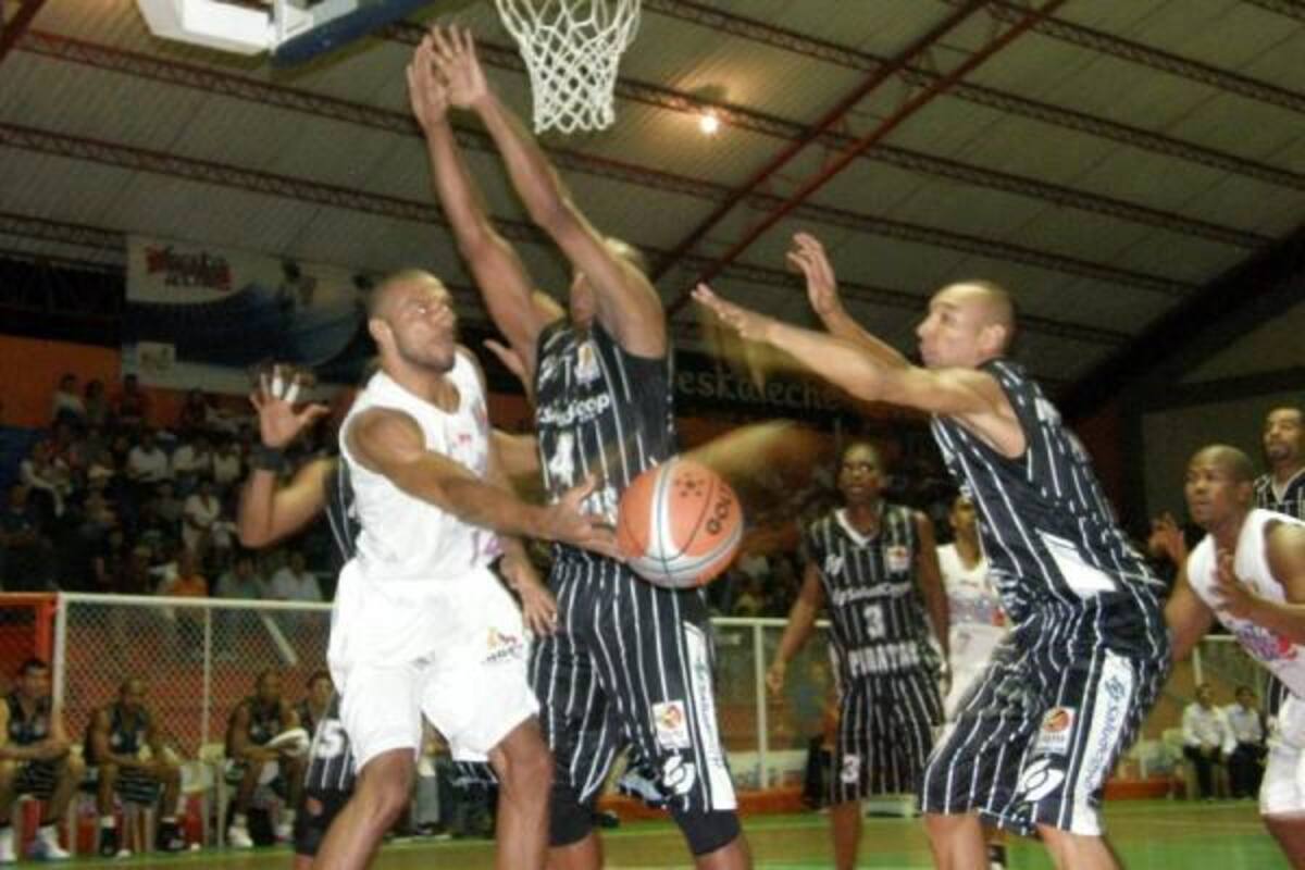 Búcaros, quien dio buena cuenta de Patriotas y Piratas en San Gil, conoció la derrota por primera vez en el torneo. Fue en Medellín, frente a Arrieros.(Foto: Archivo / VANGUARDIA LIBERAL)