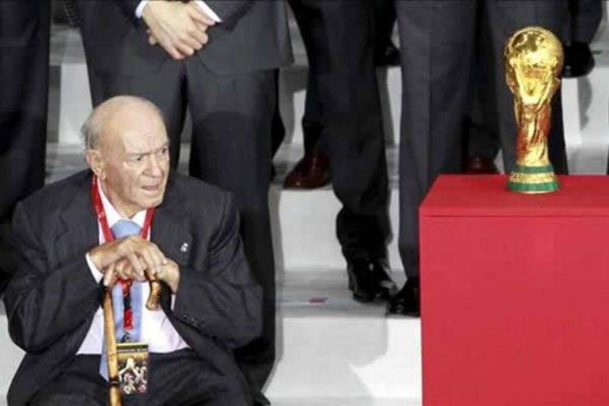 El legendario jugador hispano-argentino Alfredo Di Stefano observa la Copa del Mundo, durante el homenaje a la selección nacional española, que conquistó el Mundial de Sudáfrica 2010, con la asistencia de los futbolistas que han sido internacionales en toda su historia.(Foto: EFE/VANGUARDIA LIBERAL)
