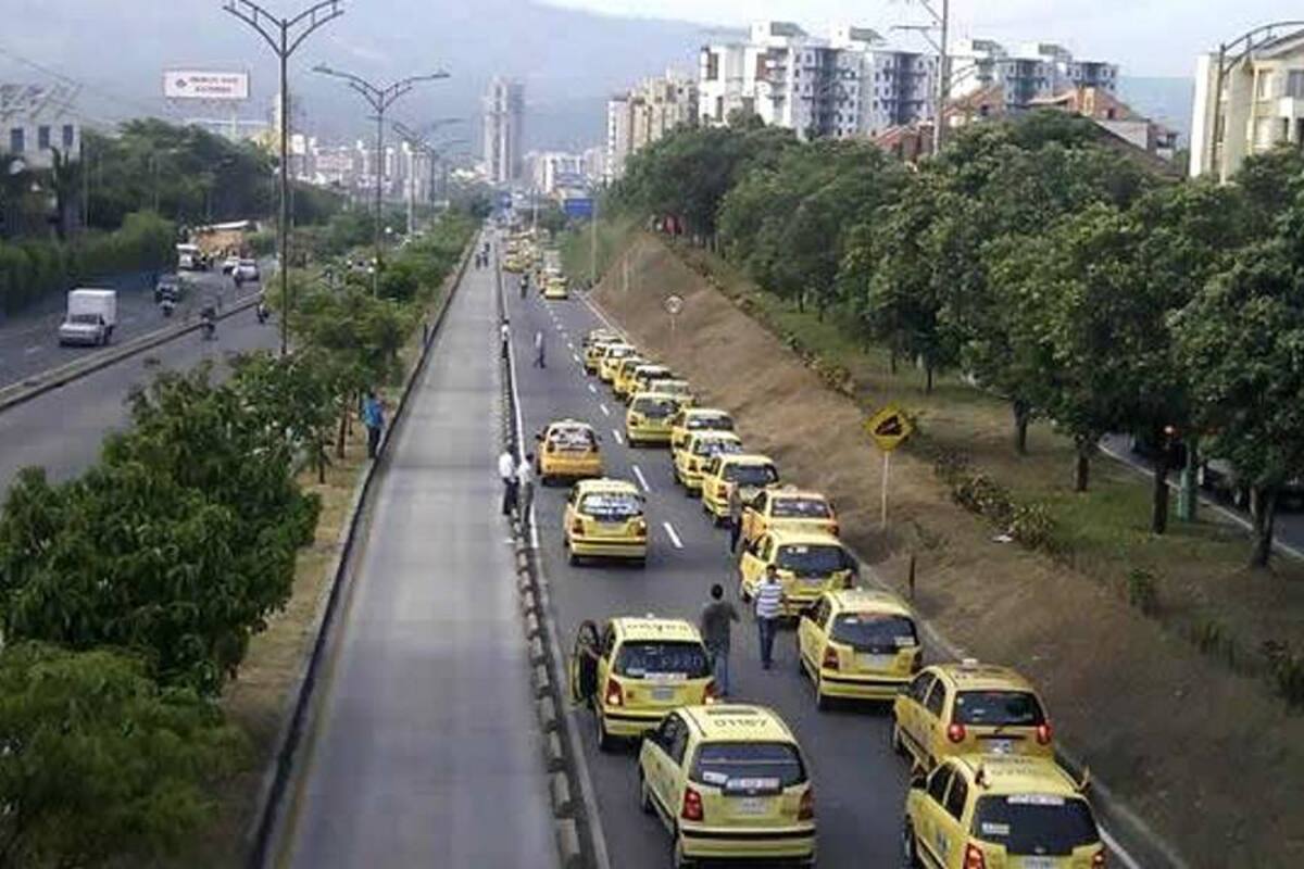 Bloqueos en la autopista y enfrentamientos dejó 'plan tortuga' de taxistas en Floridablanca (Foto: Suministrada por @CARONTE0402/VANGUARDIA LIBERAL)