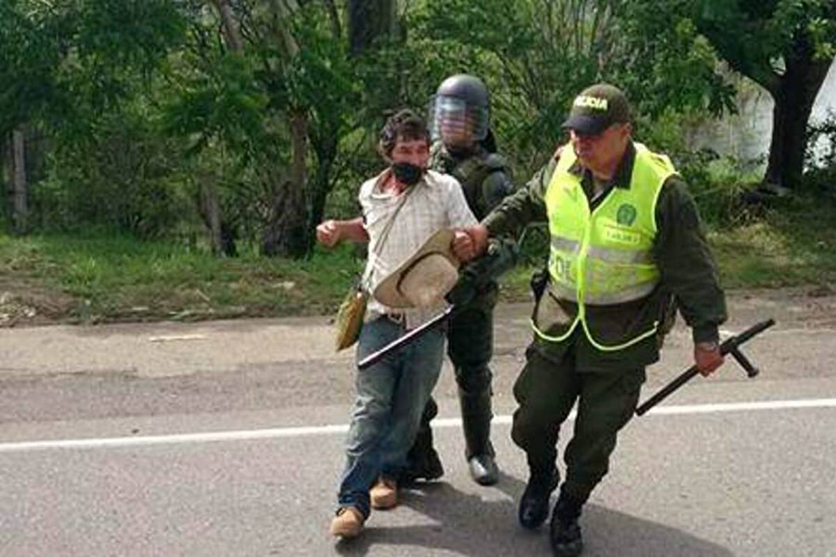 15 heridos y 7 detenidos dejó choque entre campesinos y Policía en Santander (Foto: @JRicardoSolano)