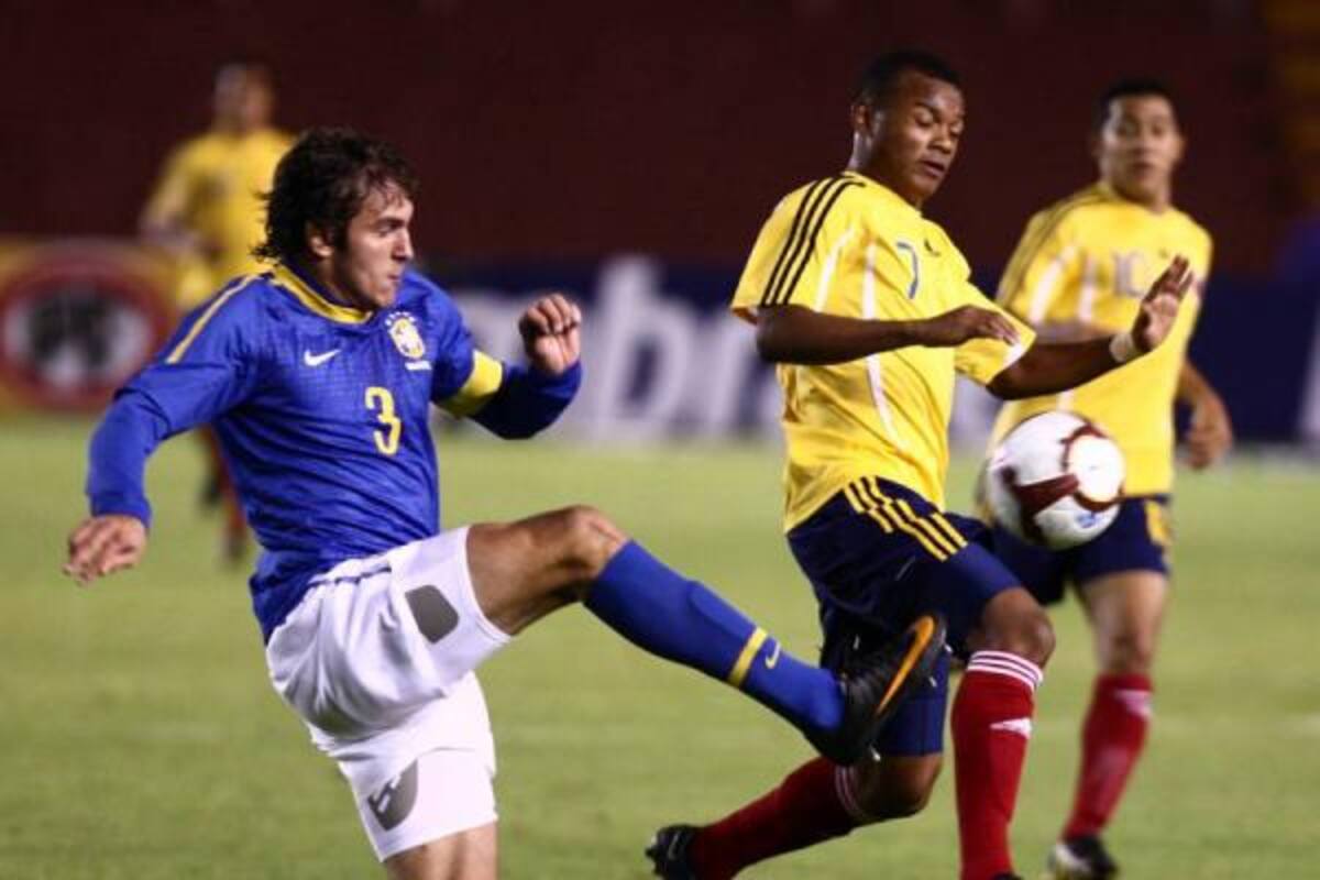Bruno saca el balón con la marca de Escobar.(Foto: EFE / VANGUARDIA LIBERAL)
