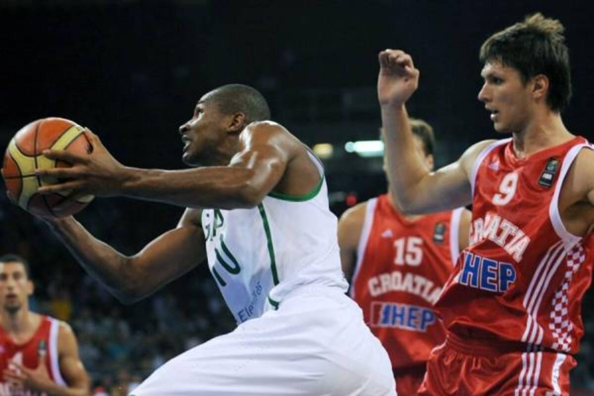 El brasileño Leandro Barbosa disputa un balón con Rok Stipcevic, de Croacia.(Foto: AFP / VANGUARDIA LIBERAL)