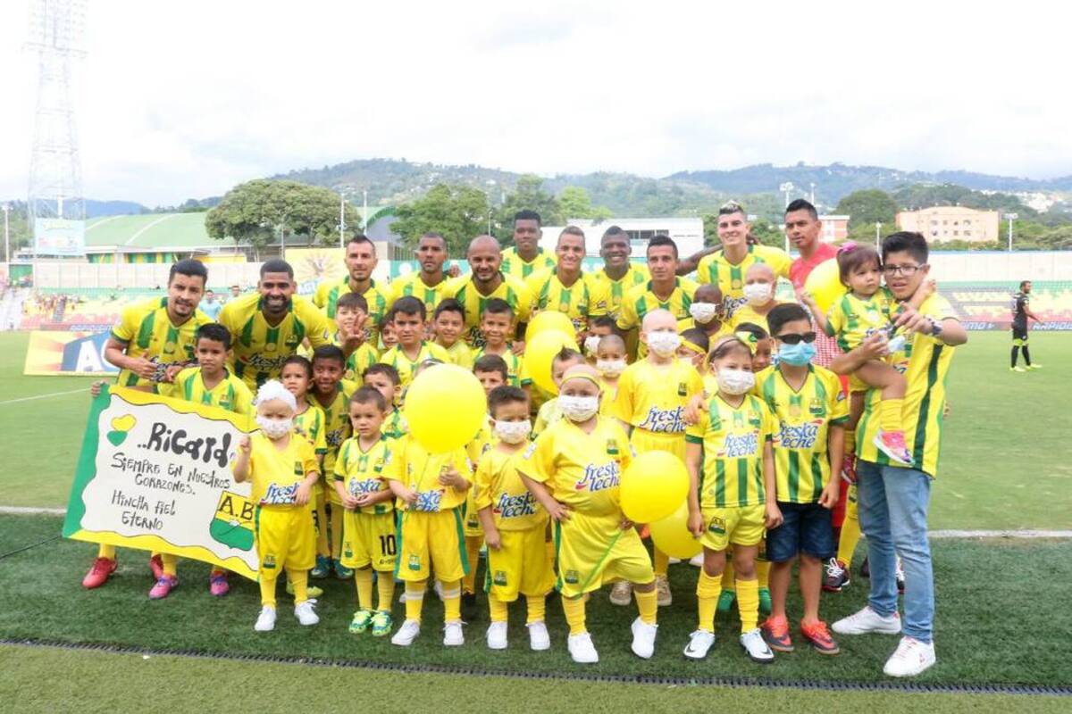 Hinchas y jugadores del Bucaramanga expresan apoyo a niños con cáncer (Foto: Suministrada/ VANGUARDIA LIBERAL)