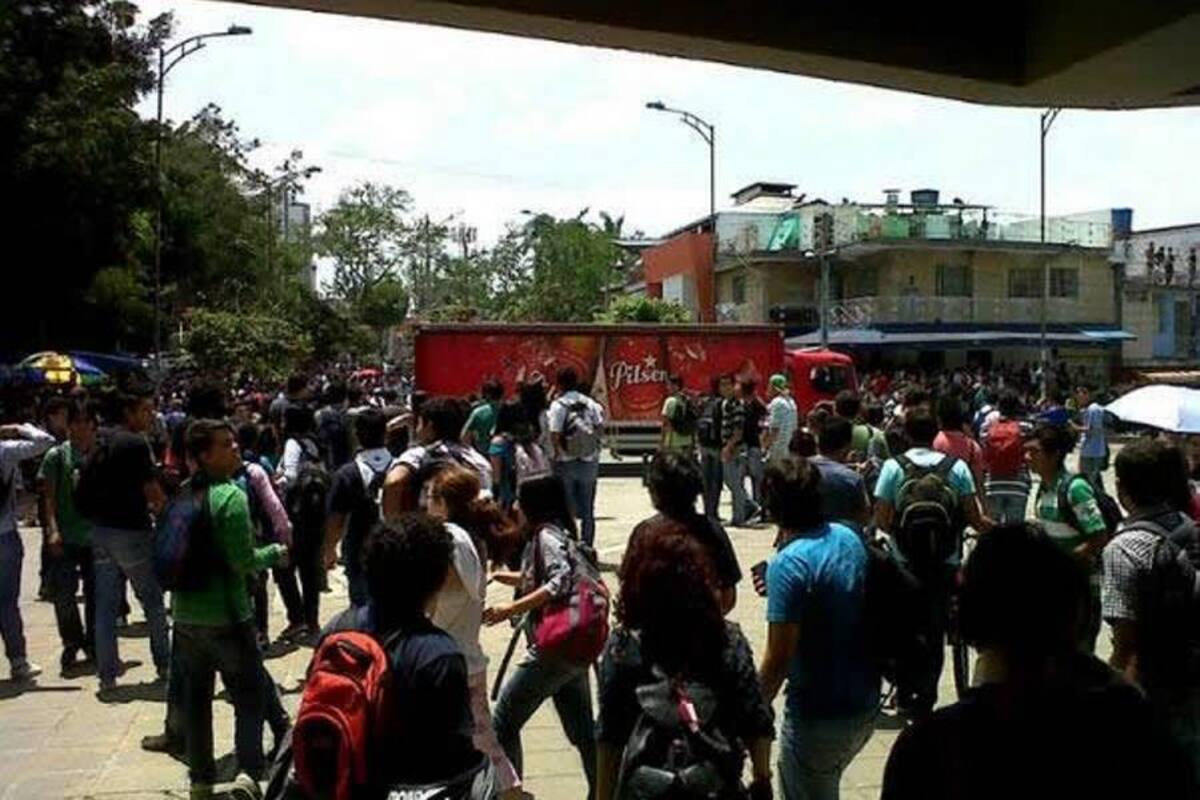 Encapuchados en la UIS se apoderaron de moto de la Policía (Foto: Suministrada @Andre_F_Salinas/ VANGUARDIA LIBERAL)